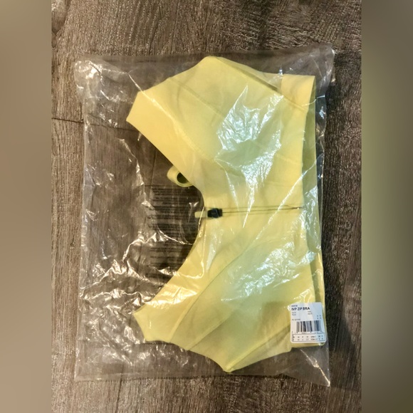 Adidas x Ivy Park - Drip 2 | Medium Support Zip Bra, Yellow Tint - Picture 9 of 10